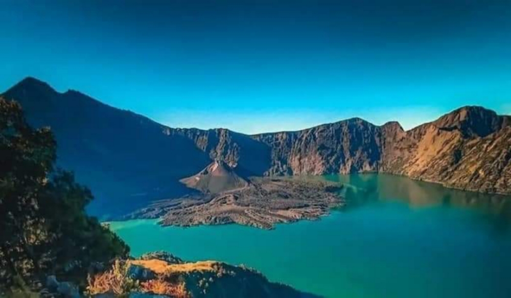 Senaru Crater Rim β Mount Rinjani sunrise view